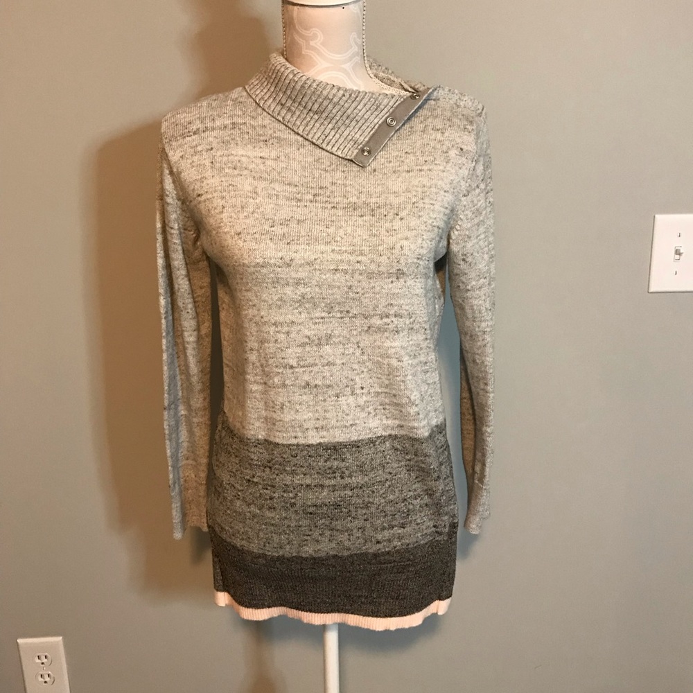 Gap color block sweater with collared neck.